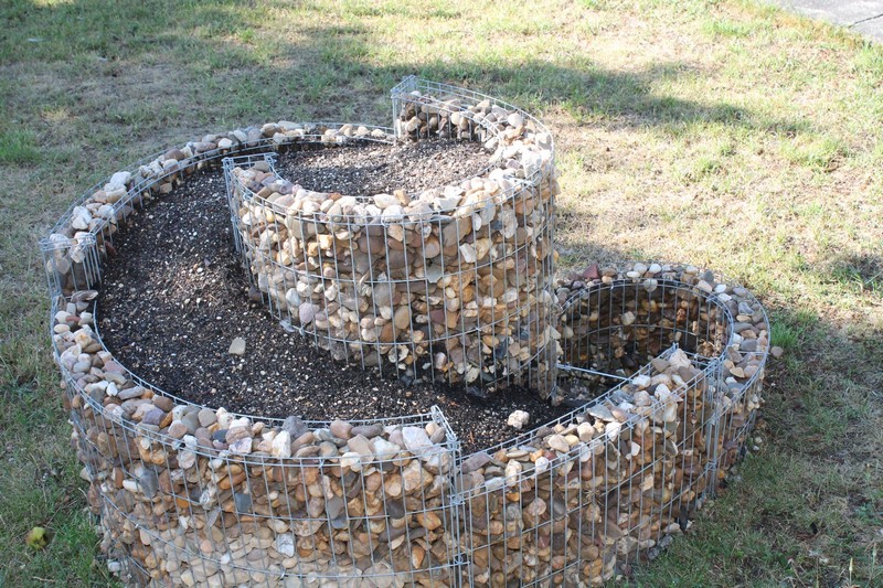 Kräuterspirale befüllt mit Erde