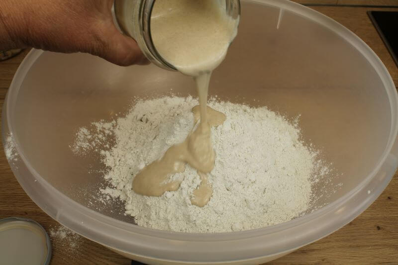 Sauerteig zum Mehl geben Sauerteig zum Mehl geben