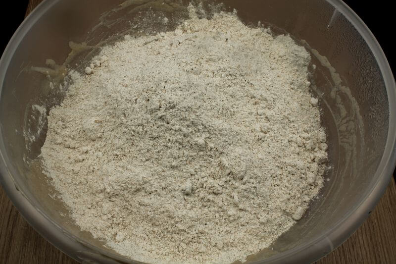 Mehl zum Sauerteigansatz geben Mehl zum Sauerteigansatz geben