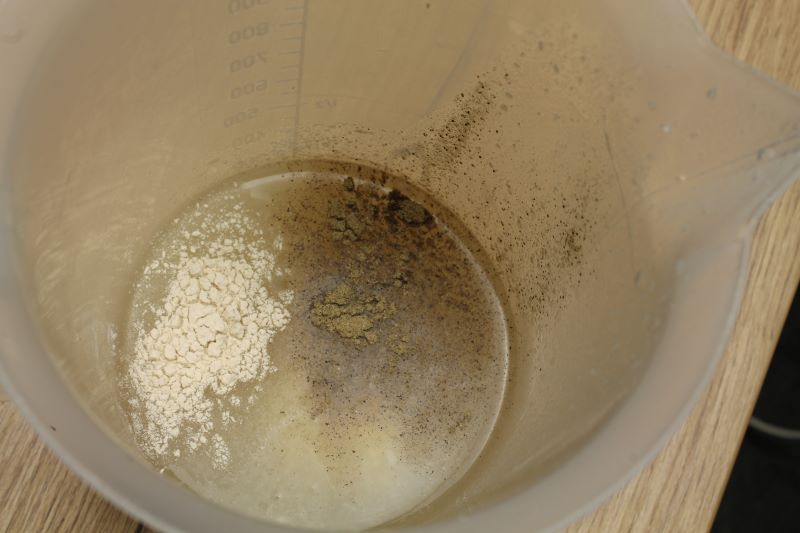 Alle Zutaten, ausser Öl, mixen