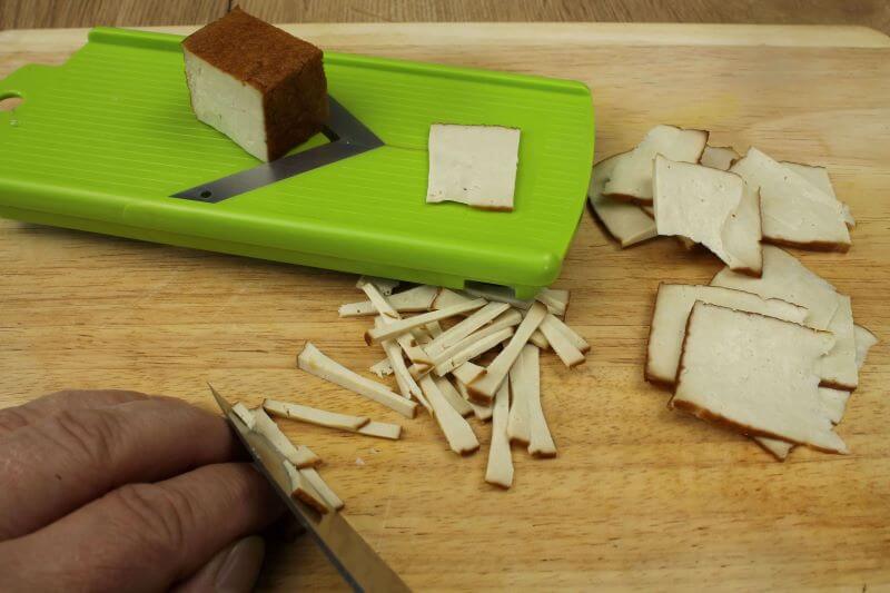 Tofu fein schneiden