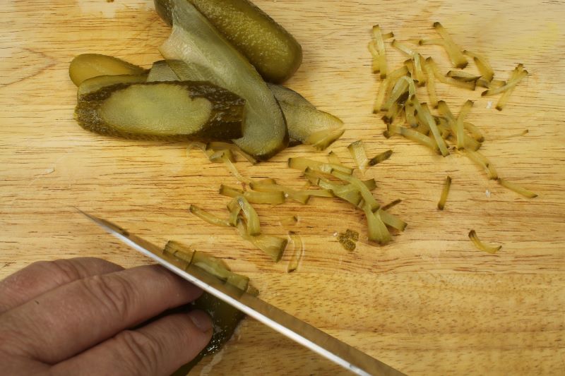 saure Gurken fein schneiden