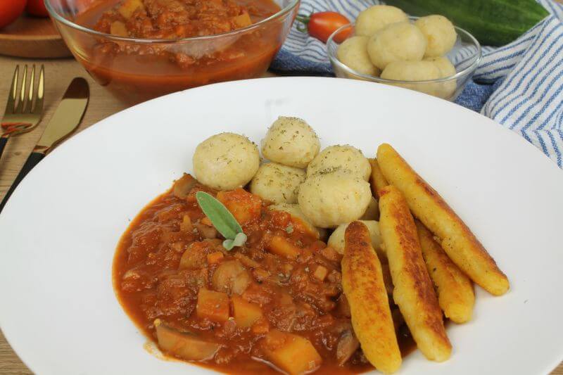 Auberginengulasch auf Teller angerichtet