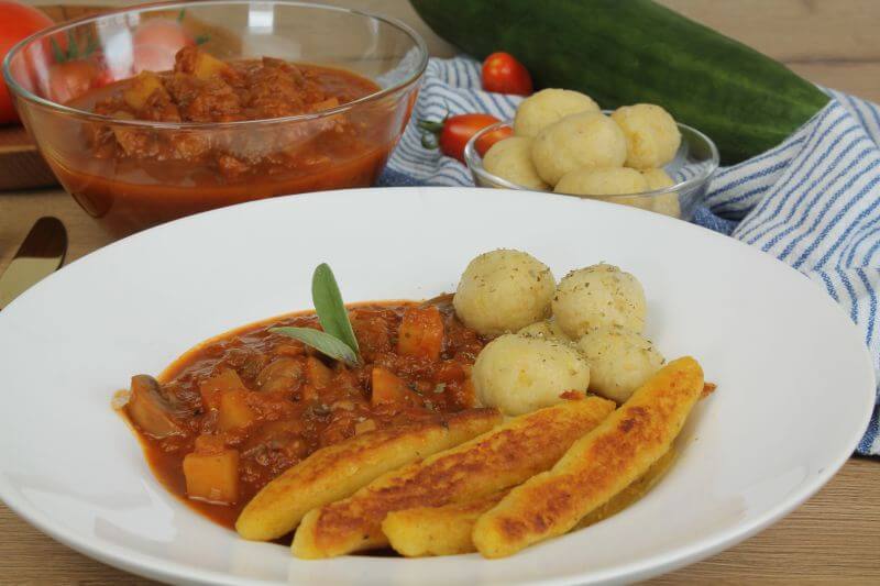 Auberginengulasch auf Teller angerichtet