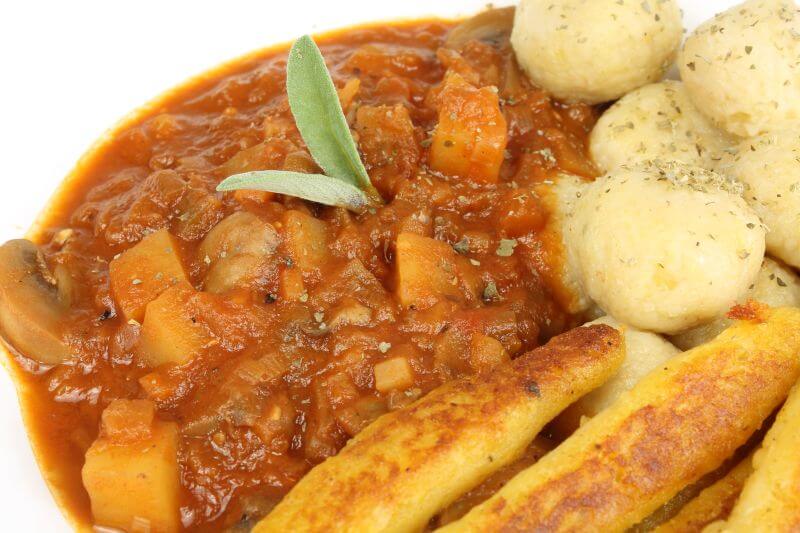 Auberginengulasch mit Schupfnudeln und Klössen