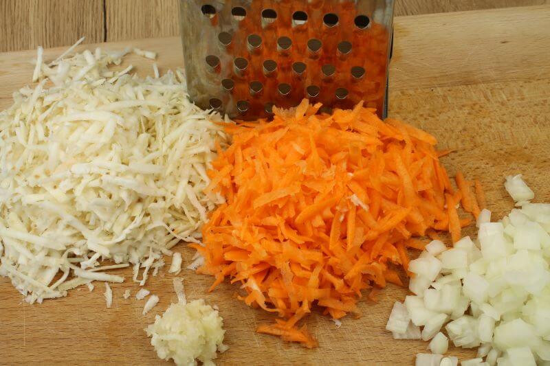 geraspelte Moehre und Sellerie, Zwiebelwürfel, Knoblauchwürfel