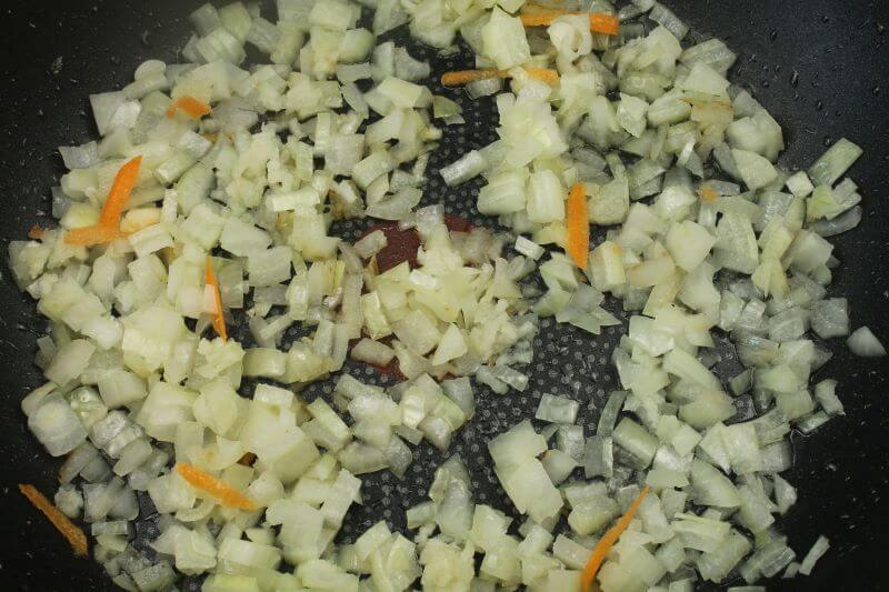 Zwiebeln und Knoblauch in etwas Öl anschwitzen