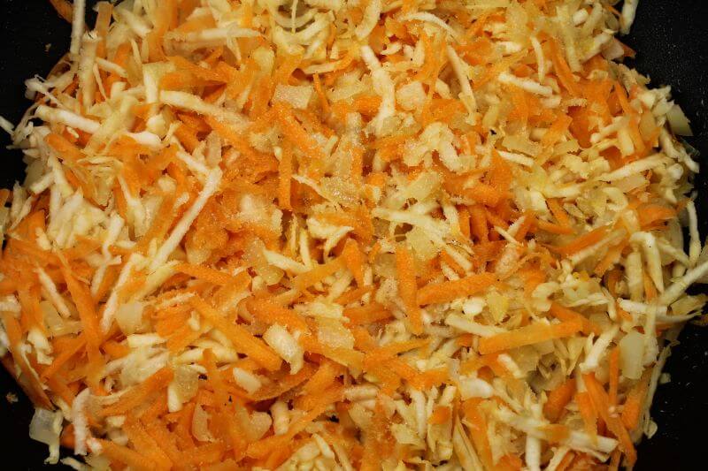 Möhre und Sellerie ebenfalls kurz mit anbraten.