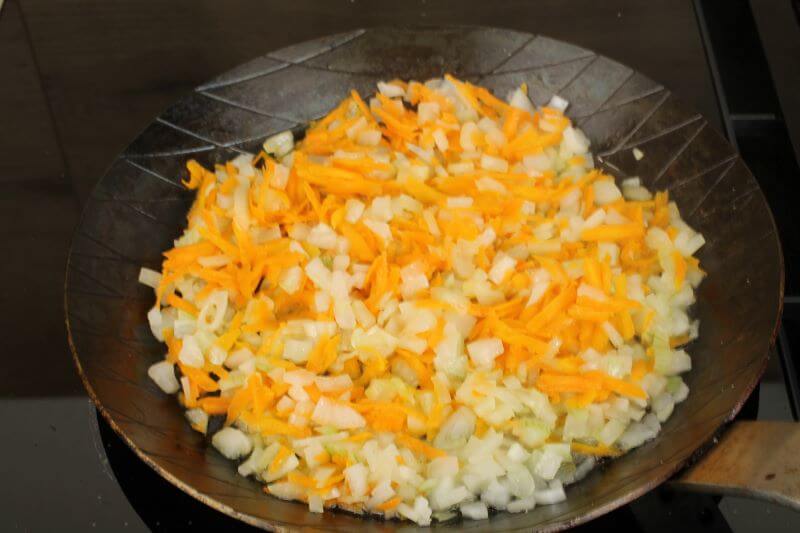 Zwiebeln und Möhren anschwitzen Zwiebeln und Möhren anschwitzen