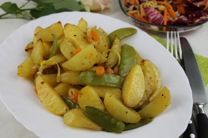 Ofenkartoffeln mit Zuckerschoten (vegan)