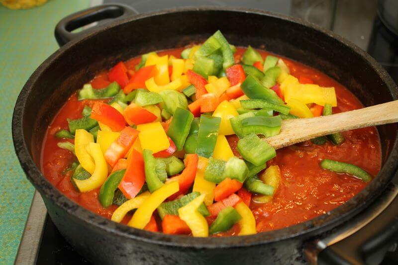 Tomatenpüree und Paprikastreifen dazu