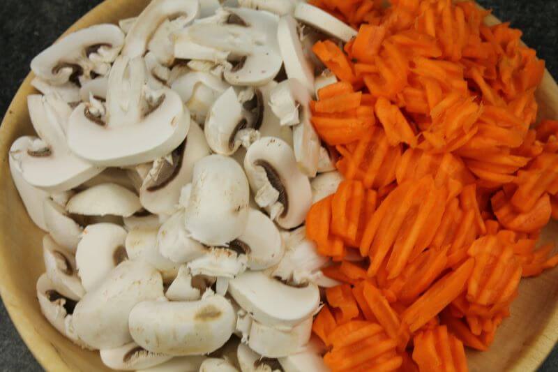Pilze und Möhren geschnitten Pilze und Möhren geschnitten