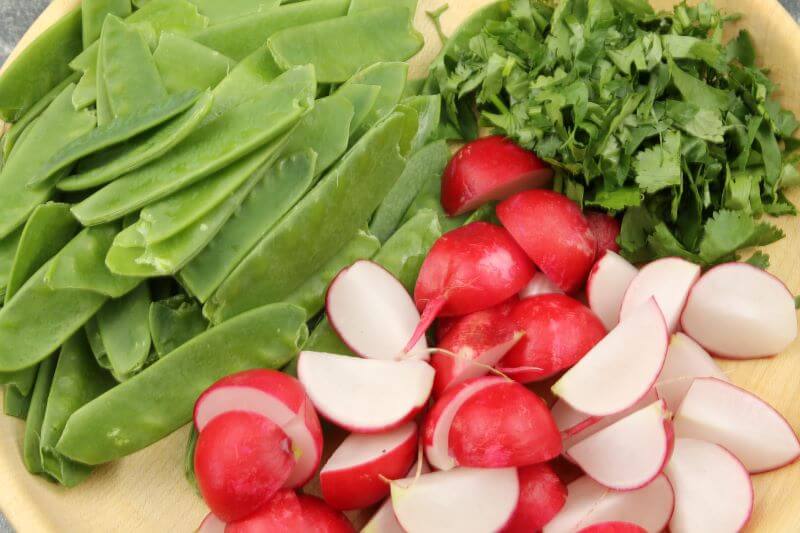 Zuckerschoten, Radieschen und Koriander Zuckerschoten, Radieschen und Koriander