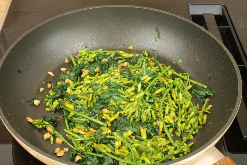 Abschmecken mit Salz und Pfeffer
