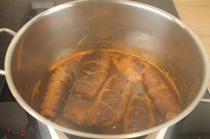 Rouladen wieder in die Soße legen Rouladen wieder in die Soße legen