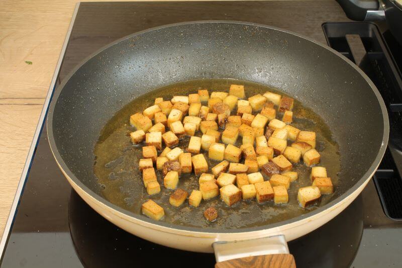 Tofu würfeln und kross braten Tofu würfeln und kross braten