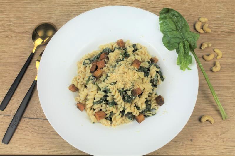 Nudeln mit Spinat und Tofu