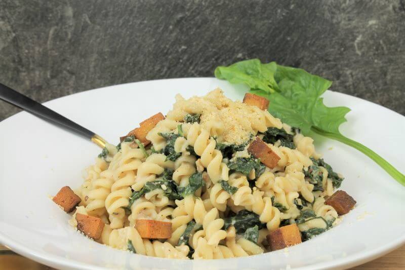 Nudeln mit Spinat und Tofu