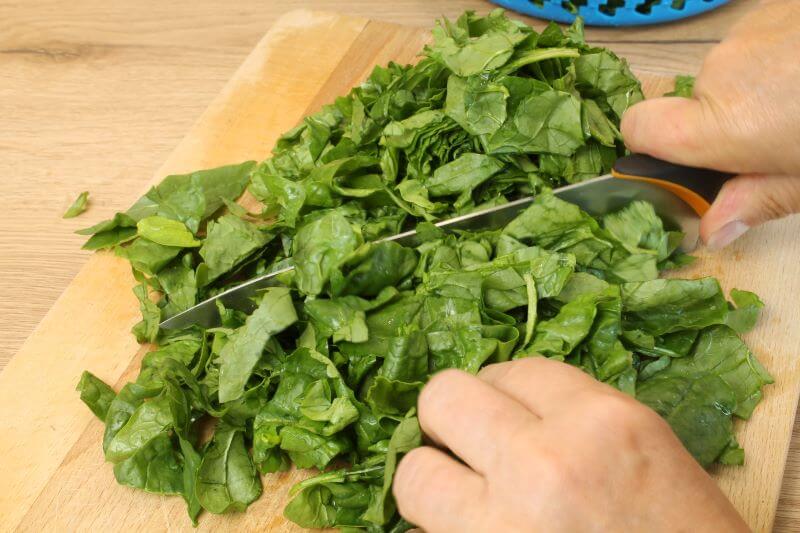Spinat grob zerkleinern Spinat grob zerkleinern
