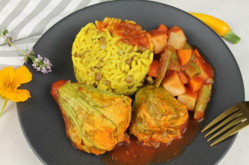 Gefüllte Zucchiniblüte auf Gemüsebett