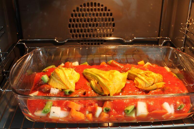 Blüten mit Gemüse im Ofen