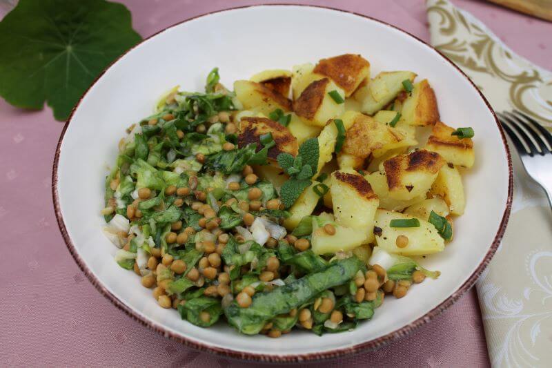 Bratkartoffeln an Endivie mit Linsen Bratkartoffeln an Endivie mit Linsen