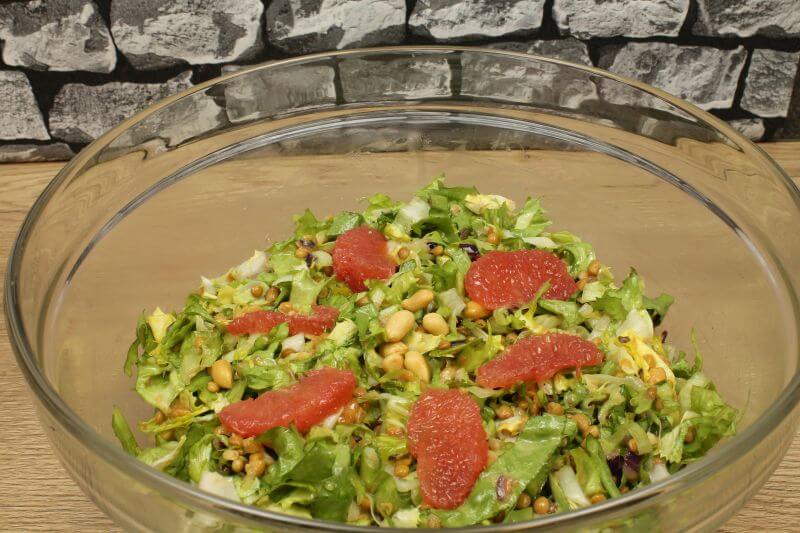 Den gesamten Salat vermischen