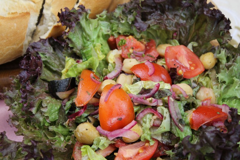 Orient.Tomatensalat auf Lollo Rosso Orient.Tomatensalat auf Lollo Rosso