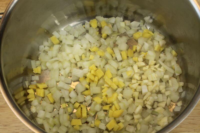 Zwiebel, Knobi und Ingwer würfeln und anschwitzen Zwiebel, Knobi und Ingwer würfeln und anschwitzen