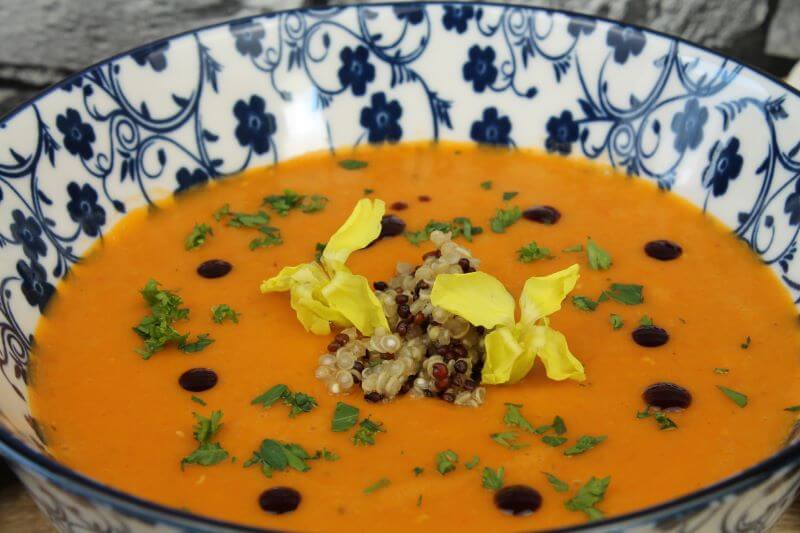 Anrichten mit Kürbiskernöl und gekochtem Quinoa Anrichten mit Kürbiskernöl und gekochtem Quinoa