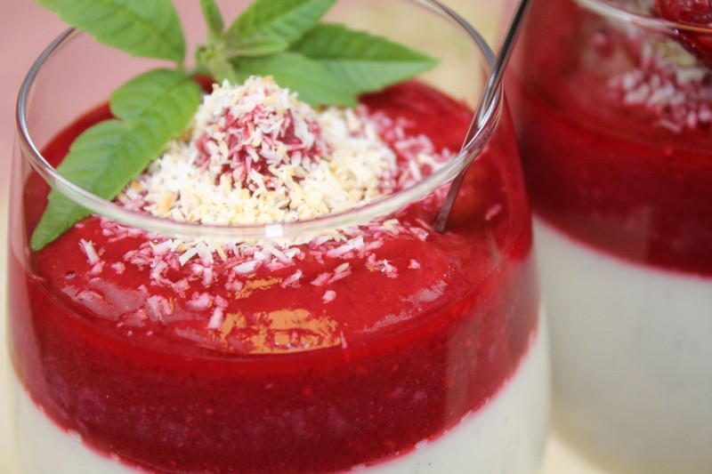 Himbeersauce mit Kokosraspeln Himbeersauce mit Kokosraspeln auf veganer bayrisch Creme