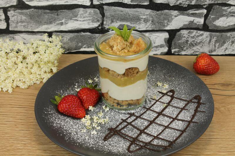 Cashewcreme mit Rhabarbermus und Crumble
