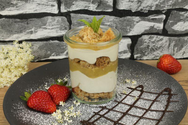 Cashewcreme mit Rhabarbermus und Crumble