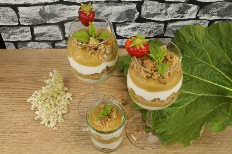 Anrichtevorschläge Chashew- Rhabarber- Crumble- Dessert Anrichtevorschläge Chashew- Rhabarber- Crumble- Dessert