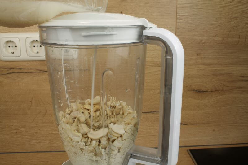 Pflanzenmilch und Zitronensaft dazu und mixen Pflanzenmilch und Zitronensaft dazu und mixen