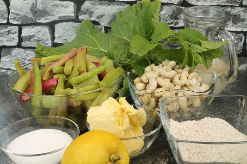 Cashew-Creme mit Rhabarber und Crumble Zutaten Cashew-Creme mit Rhabarber und Crumble Zutaten