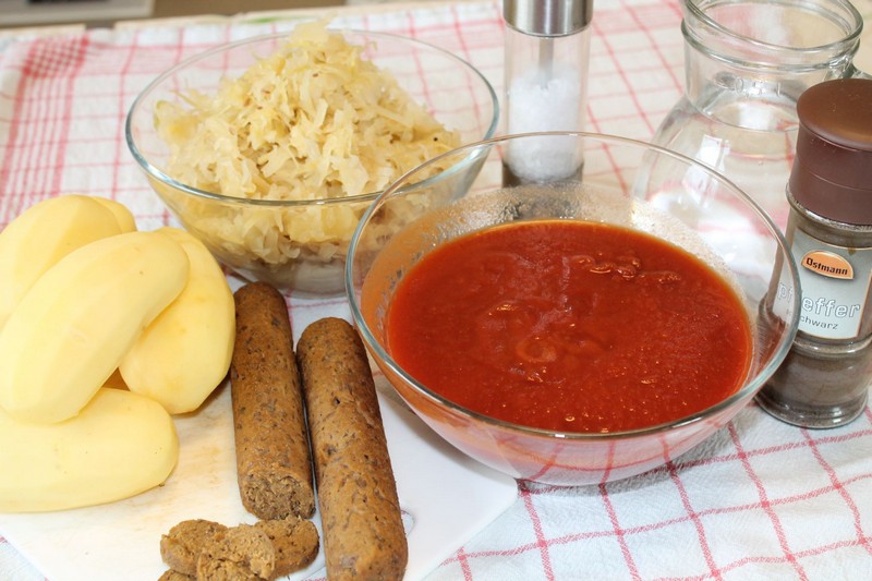 Seitanrolle,Kartoffeln,Sauerkraut,Tomatenpüree Linsenseitan,Kartoffeln,Tomatenpüree,Sauerkraut