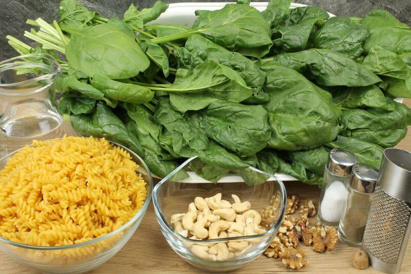 Zutaten für Tofu-Spinat-Nudeln Zutaten für Tofu-Spinat-Nudeln