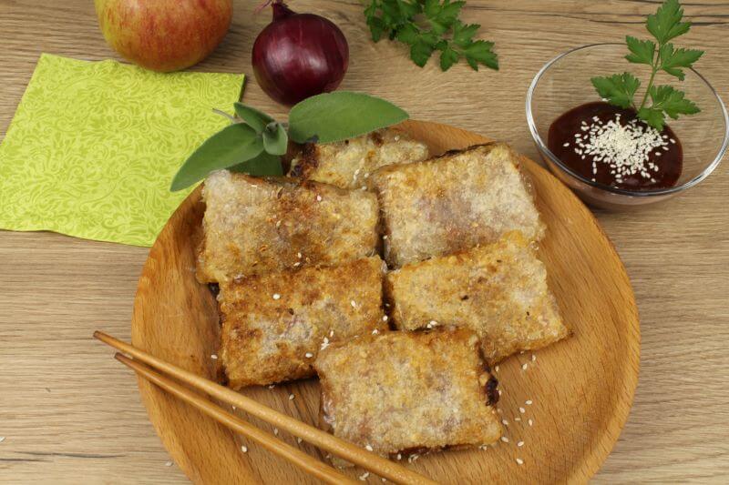 Apfel-Zwiebel-Dumplings mit Sriracha-Pflaumen-Dip (vegan)