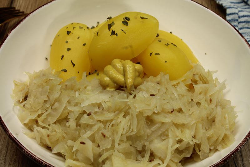 Fertiges Sauerkraut mit Kartoffeln und Senf Fertiges Sauerkraut mit Kartoffeln und Senf