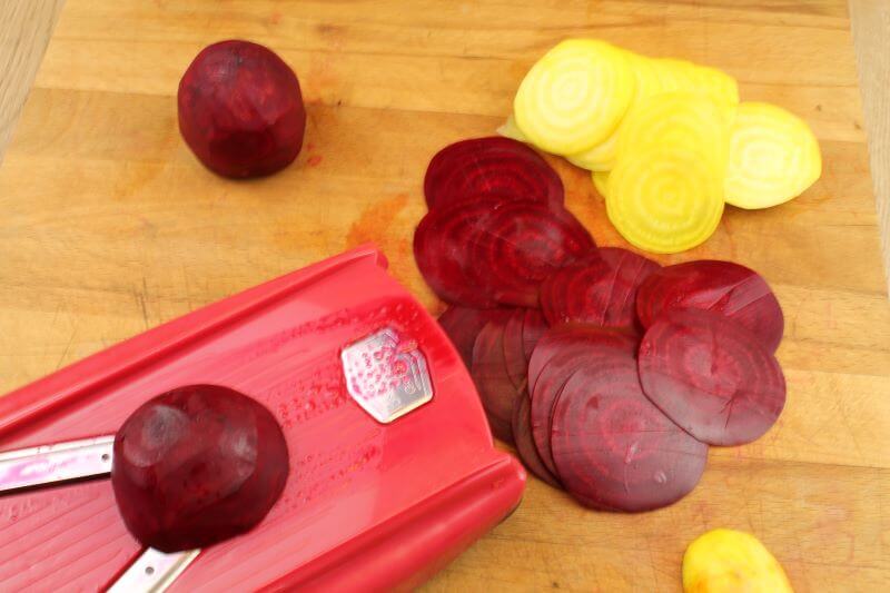 Bete schneiden mit Hobel Bete schneiden mit Hobel