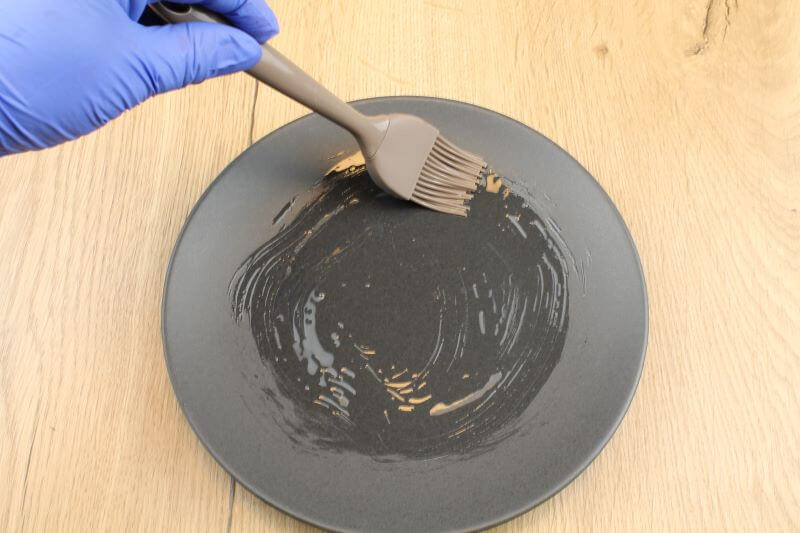 Teller einölen Teller einölen